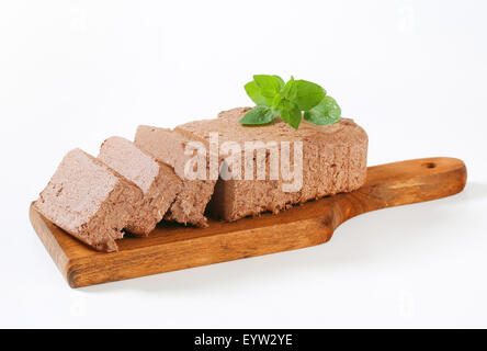 Tranches de halva de chocolat sur une planche à découper Banque D'Images