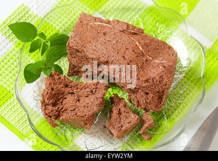 Morceaux de chocolat sur la plaque de halva Banque D'Images