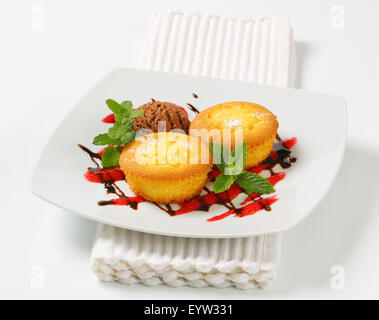 Rempli de pudding cupcakes et boule de glace Banque D'Images