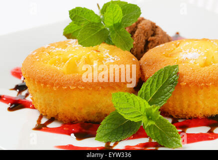 Rempli de pudding cupcakes et boule de glace Banque D'Images