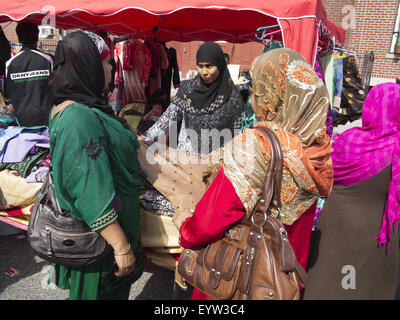 Les femmes du Bangladesh à foire de rue et festival à 'Little Bangladesh,' dans la section de Kensington Brooklyn, New York. Banque D'Images