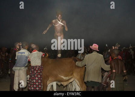 Hamer garçon sautant les taureaux à devenir un homme, Hamer Bull Jumping Cérémonie, Turmi, au sud de la vallée de l'Omo, Ethiopie Banque D'Images