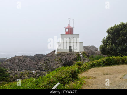 Phare de Amphitrite Point en un jour brumeux à Ucluelet (Colombie-Britannique) Canada. Sur le sentier Wild Pacific, l'île de Vancouver. Banque D'Images