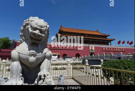 Beijing, Chine. 4 Août, 2015. Photo prise le 4 août 2015 montre la porte de la paix céleste au soleil à Beijing, capitale de la Chine. Beijing a reçu une claire journée de mardi après avoir subi un demi-mois par temps couvert. © Chen Yehua/Xinhua/Alamy Live News Banque D'Images