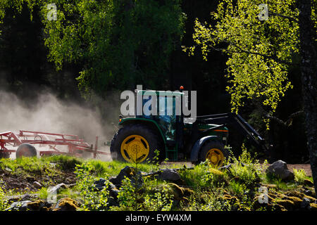 Old vintage tracteur agricole au coucher du soleil Banque D'Images