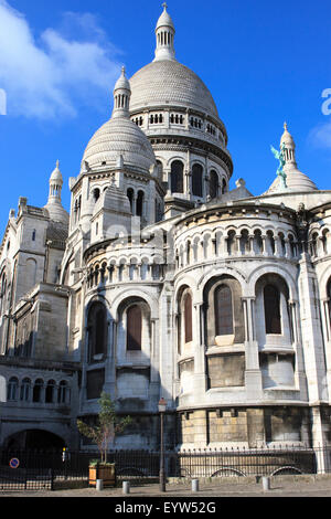 Basilique du Sacré-Cœur, comme vu de la rue de la bonne à Paris, France. Banque D'Images