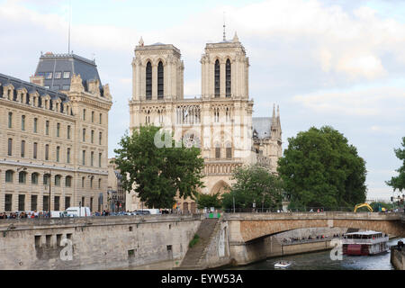 La vue depuis le Pont Saint-Michel à la recherche le long de la Seine vers Notre-Dame de Paris. Banque D'Images