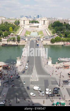 Vue Nord Ouest à partir de la plate-forme d'observation au 1er étage de la Tour Eiffel en regardant vers le pont d'Iéna et de la Place du Trocadéro. Banque D'Images