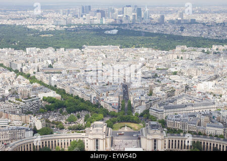 Vue Nord Ouest depuis le sommet de la Tour Eiffel en regardant vers la Place du Trocadéro avec la Défense dans le lointain. Banque D'Images