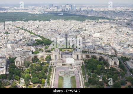 Vue Nord Ouest depuis le sommet de la Tour Eiffel en regardant vers la Place du Trocadéro avec la Défense dans le lointain. Banque D'Images