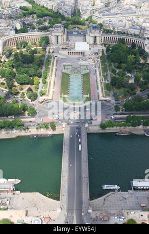 Vue Nord Ouest depuis le sommet de la Tour Eiffel en regardant vers le pont d'Iéna et de la Place du Trocadéro au-delà. Banque D'Images