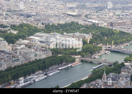 Vue nord-est du haut de la Tour Eiffel à la recherche vers le Grand Palais des Champs-Élysées et du Petit Palais. Banque D'Images