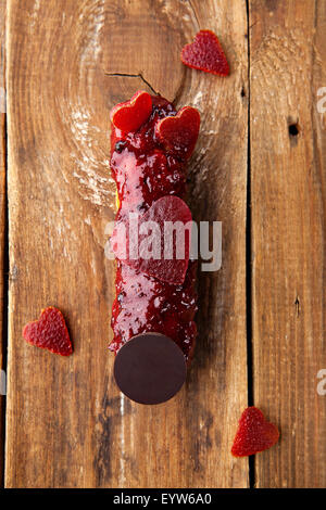 Crème dessert exquis eclair de fruits confits en forme de coeur Banque D'Images