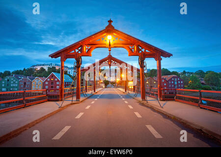 Image de la ville norvégienne de Trondheim au crépuscule heure bleue. Banque D'Images