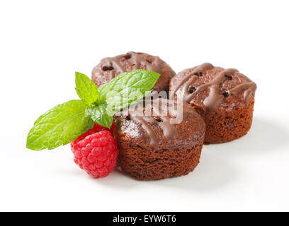 Mini gâteaux au chocolat avec garniture framboise Banque D'Images