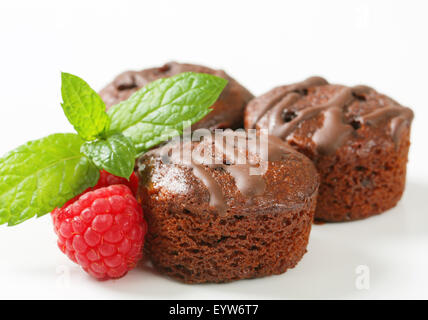 Mini gâteaux au chocolat avec garniture framboise Banque D'Images