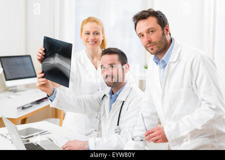 Avis d'une équipe médicale d'analyser un ensemble de rayons x à l'hôpital Banque D'Images