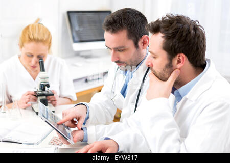 Une équipe de scientifiques travaillant ensemble au laboratoire Banque D'Images