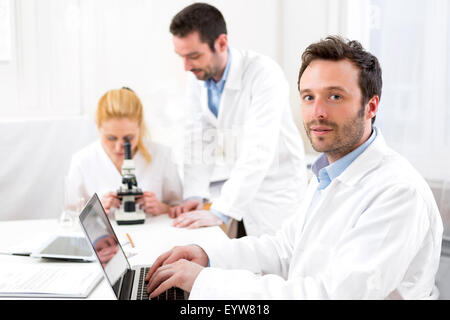 Une équipe de scientifiques travaillant ensemble au laboratoire Banque D'Images