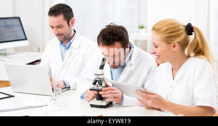 Une équipe de scientifiques travaillant ensemble au laboratoire Banque D'Images