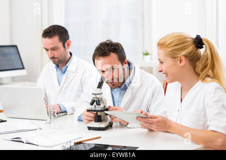 Une équipe de scientifiques travaillant ensemble au laboratoire Banque D'Images