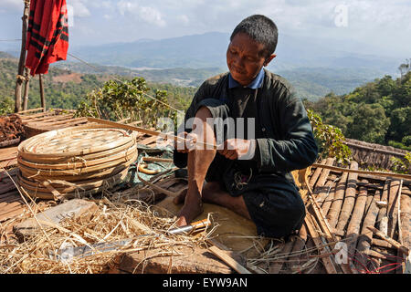 L'homme des populations autochtones, Ann tribu, assis sur une terrasse en bambou à travailler sur des tiges de bambou, village de montagne dans la broche Tauk Banque D'Images