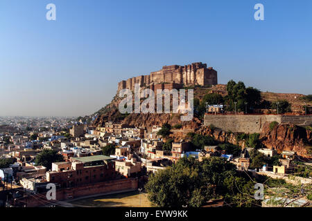 Fort Mehrangarh, Meherangarh, sur la colline, la Ville Bleue, Jodhpur, Rajasthan, India Banque D'Images