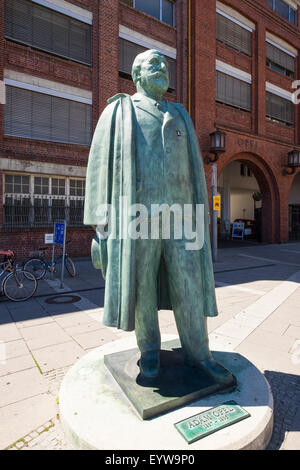 Adam Opel monument situé en face du portail principal, Opel de Rüsselsheim, Hesse, Allemagne Banque D'Images