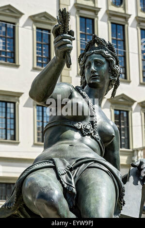 La figure de l'eau Fontaine déesse de la rivière Wertach, Auguste Fontaine, place du square, Augsbourg, Bavière, Souabe Banque D'Images