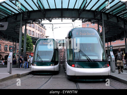 Dans l'arrêt de tramway Place de l'Homme de fer dans le centre de Strasbourg, France. Banque D'Images