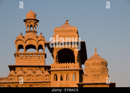 Tours en arc dans la lumière du matin, Mandir Palace Hotel, Royal Palace, Udaipur, Rajasthan, Inde Banque D'Images