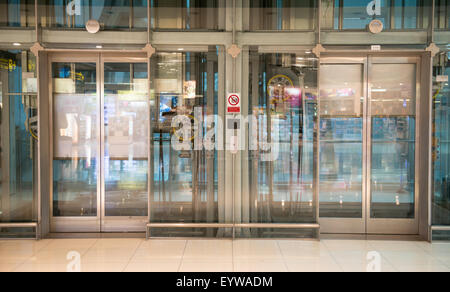 Aéroport ascenseur transparent sans personnes à l'intérieur Banque D'Images