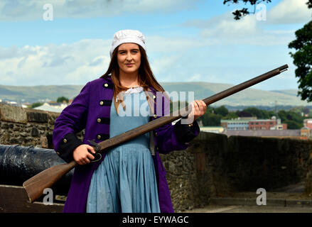 Acteur joue l'Héroïne siège dans une reconstitution de la scène du siège de Derry (1688-1689) sur les murs de Derry au cours de l'Ec de jeune fille Banque D'Images