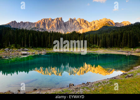 Lac Karersee en face de Latemar, Lago di Carezza, Carezza, Dolomites, province du Trentin, Province du Tyrol du Sud, Italie Banque D'Images