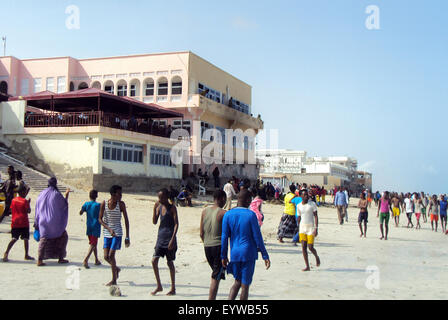 Une vue générale du 24 juillet 2015 d'une fois un dangereux zone interdite en Somalie ravagée par la guerre, la capitale Mogadiscio, Lido plage est maintenant apprécié par les familles en fin de semaine. Photo : Mohamed Odowa/dpa Banque D'Images