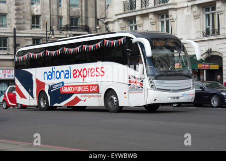 Un National Express Coach décorées pour promouvoir la Journée nationale des Forces armées qui passe par le Marble Arch vers Victoria Coach Station Banque D'Images