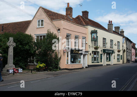 Une vue le long de High Street, dans la ville d'Essex Manningtree y compris le monument aux morts et le Crown Banque D'Images