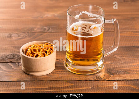 Oktoberfest beer mug et bretzels allemands traditionnels Banque D'Images