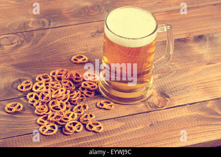 Oktoberfest beer mug et bretzels allemands traditionnels Banque D'Images