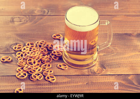 Oktoberfest beer mug et bretzels allemands traditionnels Banque D'Images