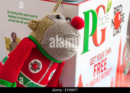 Jouet singe escalade en face de fort de PG tips les sachets de thé de Red Nose Day Monkey's mission monumentale Banque D'Images