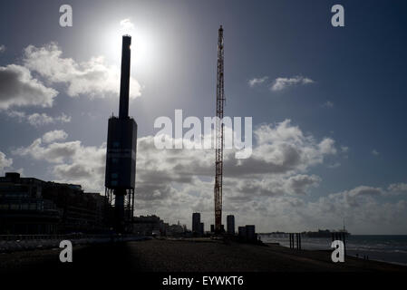 Soleil du matin derrière la tour d'observation i360 en cours de construction, Brighton, UK Banque D'Images