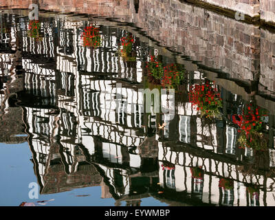 Strasbourg, capitale de la région Alsace , réflexions sur l'eau de la rivière Ill. Banque D'Images