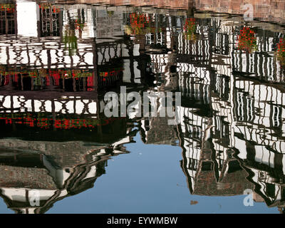 Strasbourg, capitale de la région Alsace , réflexions sur l'eau de la rivière Ill. Banque D'Images