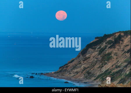 Supermoon croissante au Mohegan Bluffs Banque D'Images