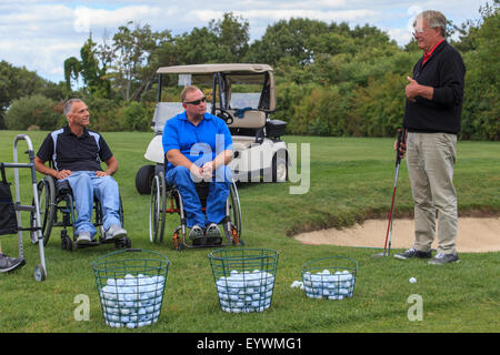 Deux hommes en fauteuil roulant à la moelle épinière d'un instructeur de golf d'apprentissage Banque D'Images