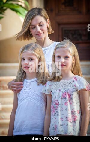 Palma de Majorque, Îles Baléares, Espagne. 06Th Aug 2015. Reine espagnole Letizia (retour) pose avec ses filles, la Princesse des Asturies Leonor (avant, R) et l'Infante Sofia d'Espagne au cours du traditionnel photocall de la famille royale au début de leurs vacances d'été au palais de Marivent à Palma de Majorque, Îles Baléares, Espagne, 03 août 2015. Photo : Patrick van Katwijk/ POINT DE VUE - PAS DE FIL - SERVICE/dpa/Alamy Live News Banque D'Images