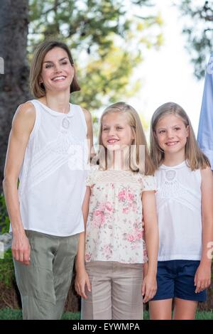 Palma de Majorque, Îles Baléares, Espagne. 06Th Aug 2015. Reine espagnole Letizia (L) pose avec ses filles Leonor, princesse de Asturias (C) et l'Infante Sofia d'Espagne au cours du traditionnel photocall de la famille royale au début de leurs vacances d'été au palais de Marivent à Palma de Majorque, Îles Baléares, Espagne, 03 août 2015. Photo : Patrick van Katwijk/ POINT DE VUE - PAS DE FIL - SERVICE/dpa/Alamy Live News Banque D'Images