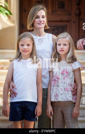 Palma de Majorque, Îles Baléares, Espagne. 06Th Aug 2015. Reine espagnole Letizia (retour) pose avec ses filles, la Princesse des Asturies Leonor (avant, R) et l'Infante Sofia d'Espagne au cours du traditionnel photocall de la famille royale au début de leurs vacances d'été au palais de Marivent à Palma de Majorque, Îles Baléares, Espagne, 03 août 2015. Photo : Patrick van Katwijk/ POINT DE VUE - PAS DE FIL - SERVICE/dpa/Alamy Live News Banque D'Images