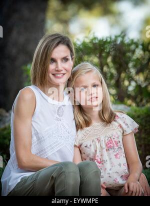 Palma de Majorque, Îles Baléares, Espagne. 06Th Aug 2015. Reine espagnole Letizia (L) pose avec sa fille Leonor, Princesse des Asturies, au cours du traditionnel photocall de la famille royale au début de leurs vacances d'été au palais de Marivent à Palma de Majorque, Îles Baléares, Espagne, 03 août 2015. Photo : Patrick van Katwijk/ POINT DE VUE - PAS DE FIL - SERVICE/dpa/Alamy Live News Banque D'Images